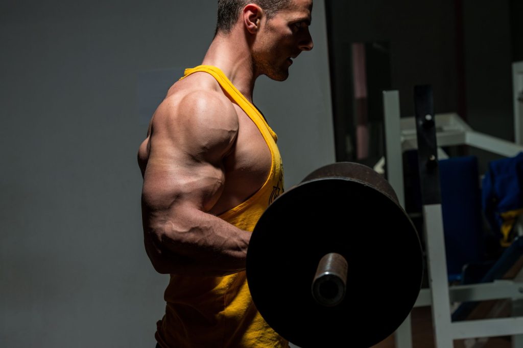 HGH for Bodybuidling image of man lifting weights